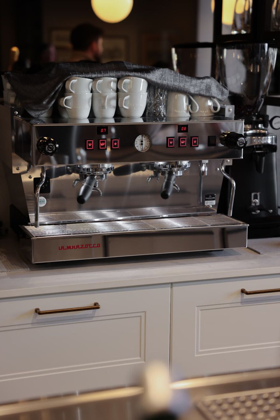 Edelstahl-Siebträgermaschine von La Marzocco im Gastro-Einsatz auf einer Theke