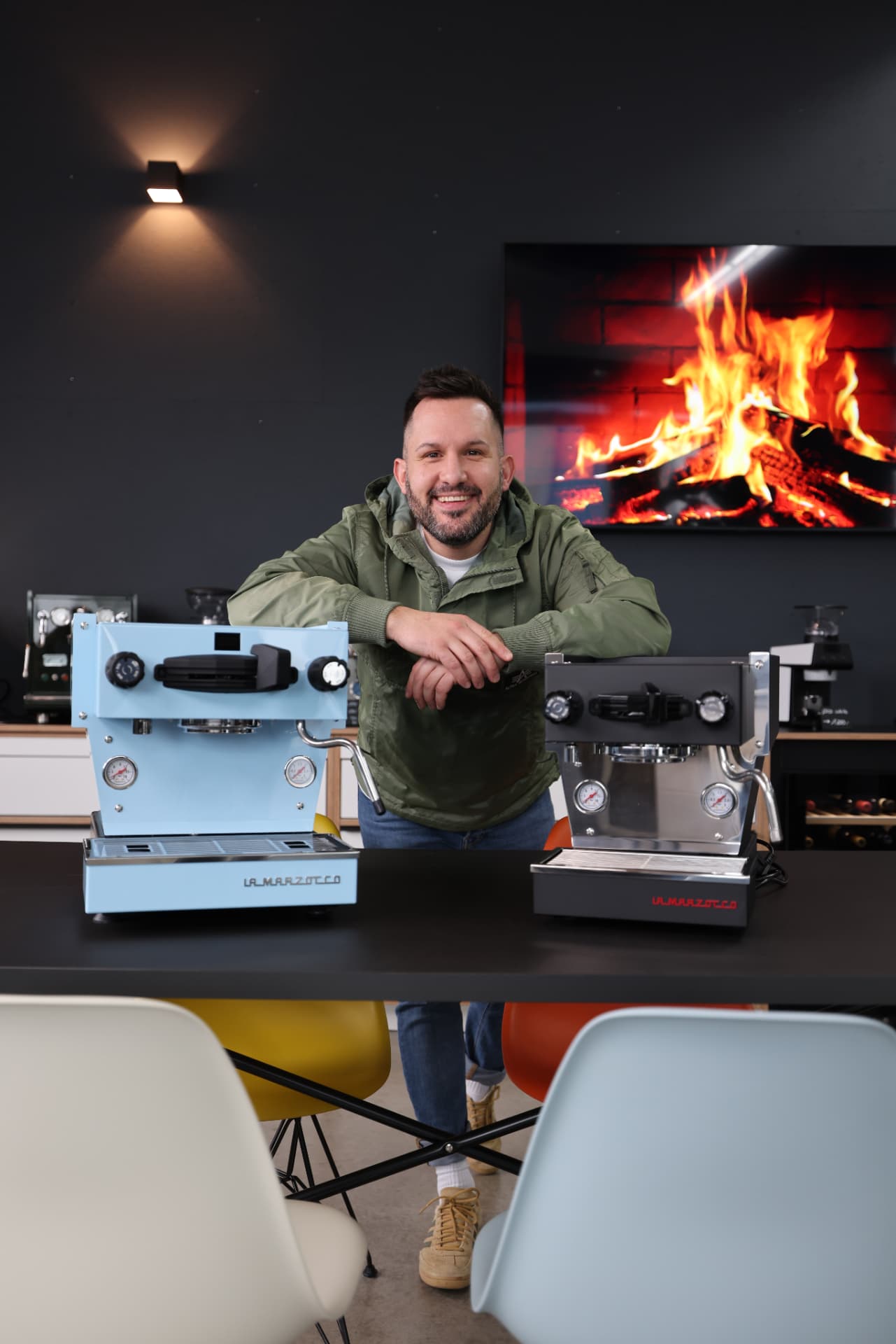 Sandro Barletta an einem Tisch mit zwei Espressomaschinen im Sandrino Showroom
