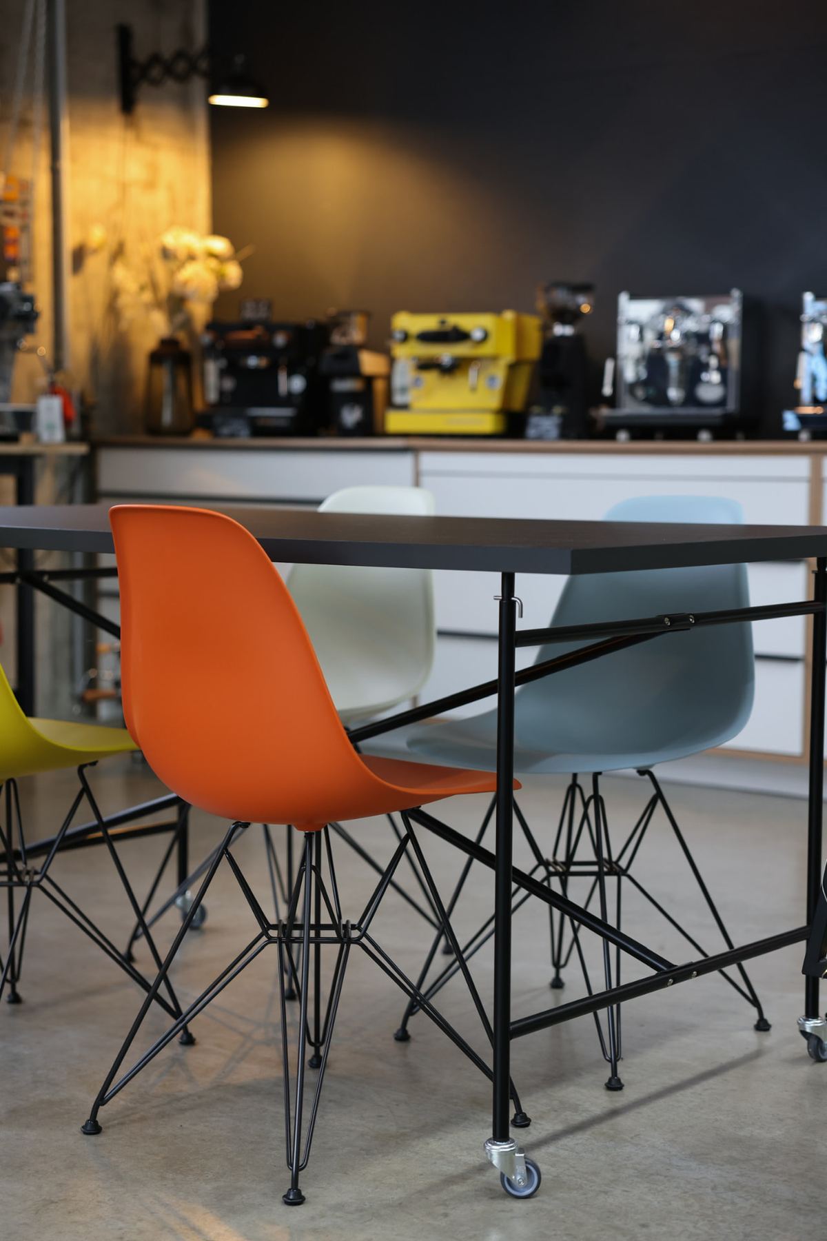 Auswahl hochwertiger Siebträgermaschinen in einem Showroom
